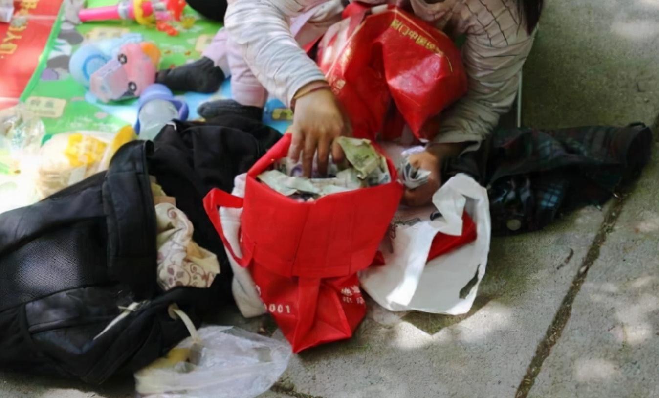 1996年16岁少女为养家三度卖血死后三个哥哥为她披麻戴孝