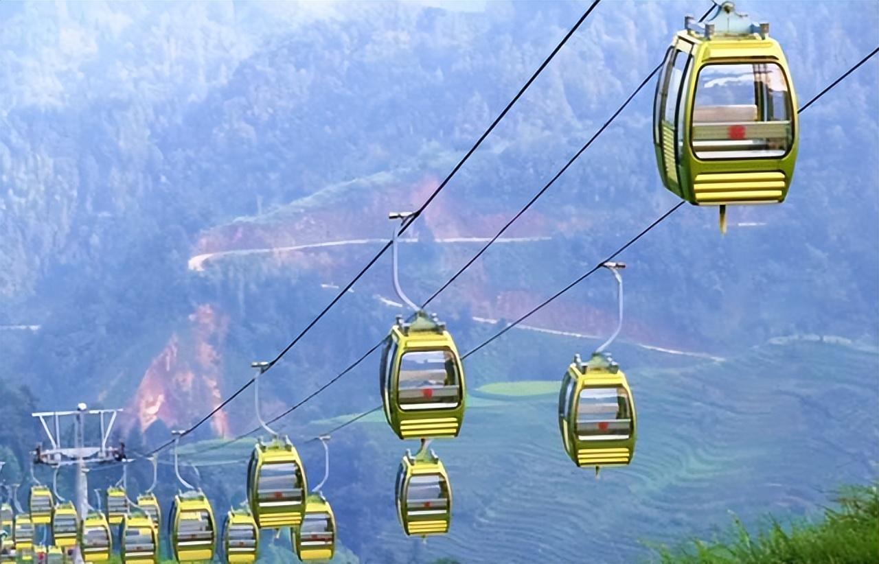 99年一家三口缆车遇难,幸存男孩被韩红收养,如今两人感情似母子