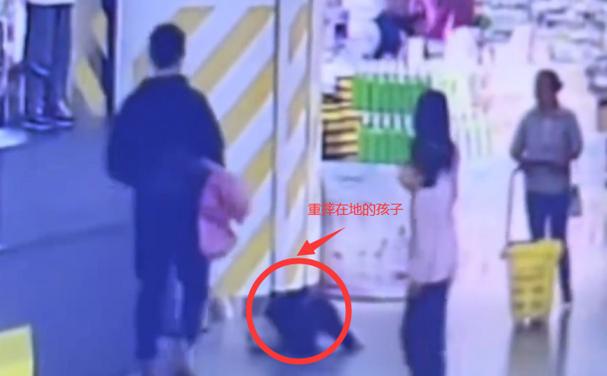 上海商场内上演惊魂一幕,一男孩竟被同伴从高台推下后逃离现场.