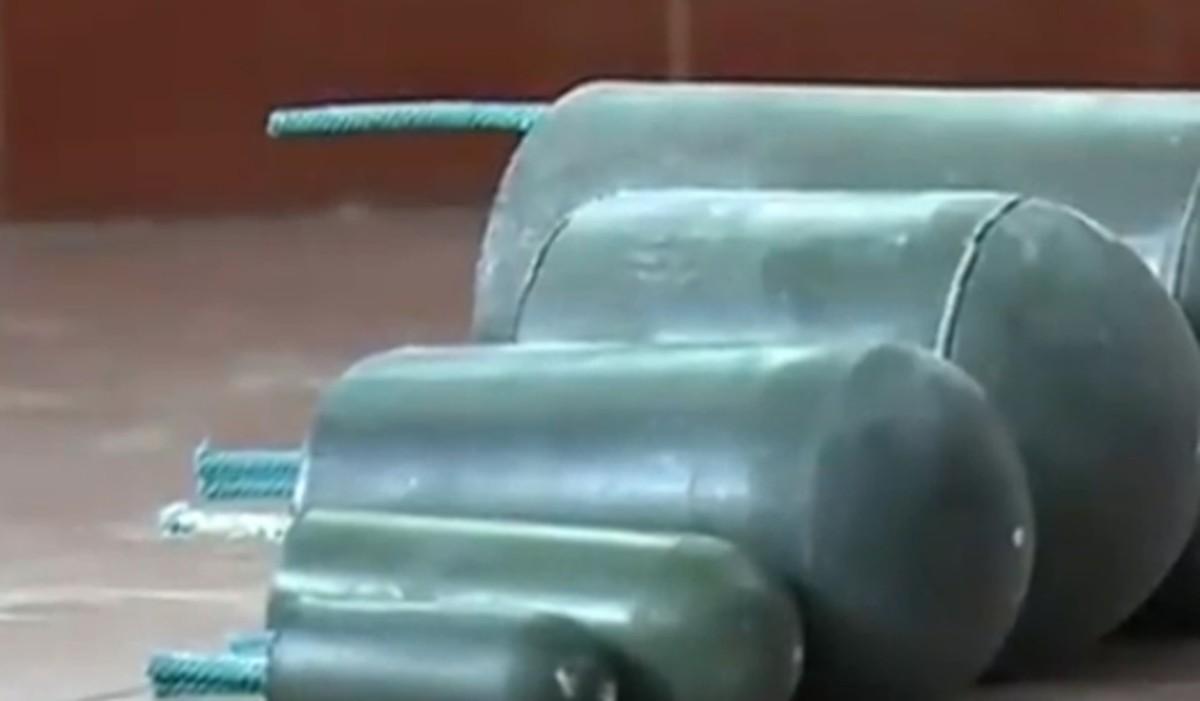 他不是什么生产商家,也不会制作鱼雷,他也是在两个上线那边拿货,这两