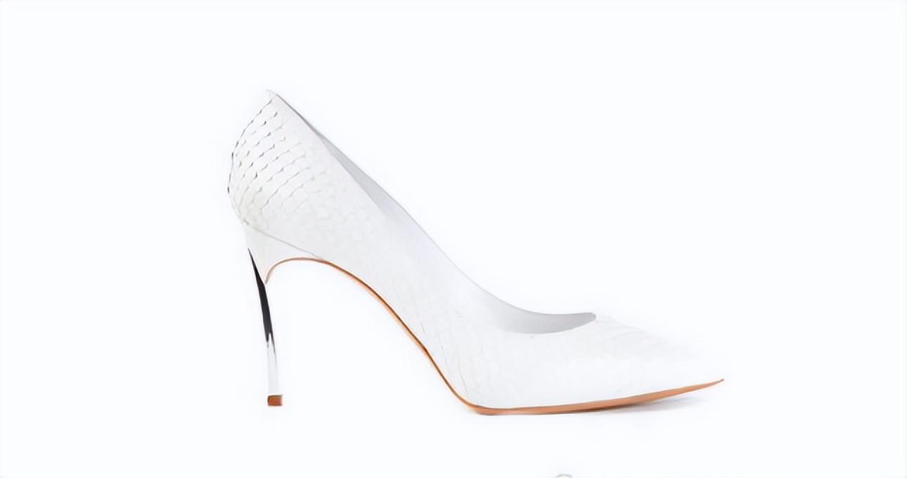 2015年四川知名主持人路边方便10分钟后只剩下一只高跟鞋