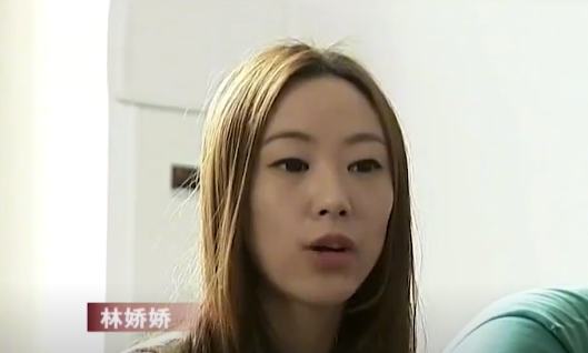 14年大妈捡到百元大钞看到钱上字迹惊出冷汗同事赶紧报警