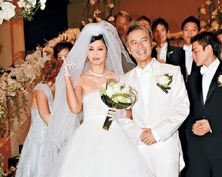 这场婚礼,盛大而庄严,他请来了刘德华当伴郎,蔡少芬做伴娘,可谓是星光