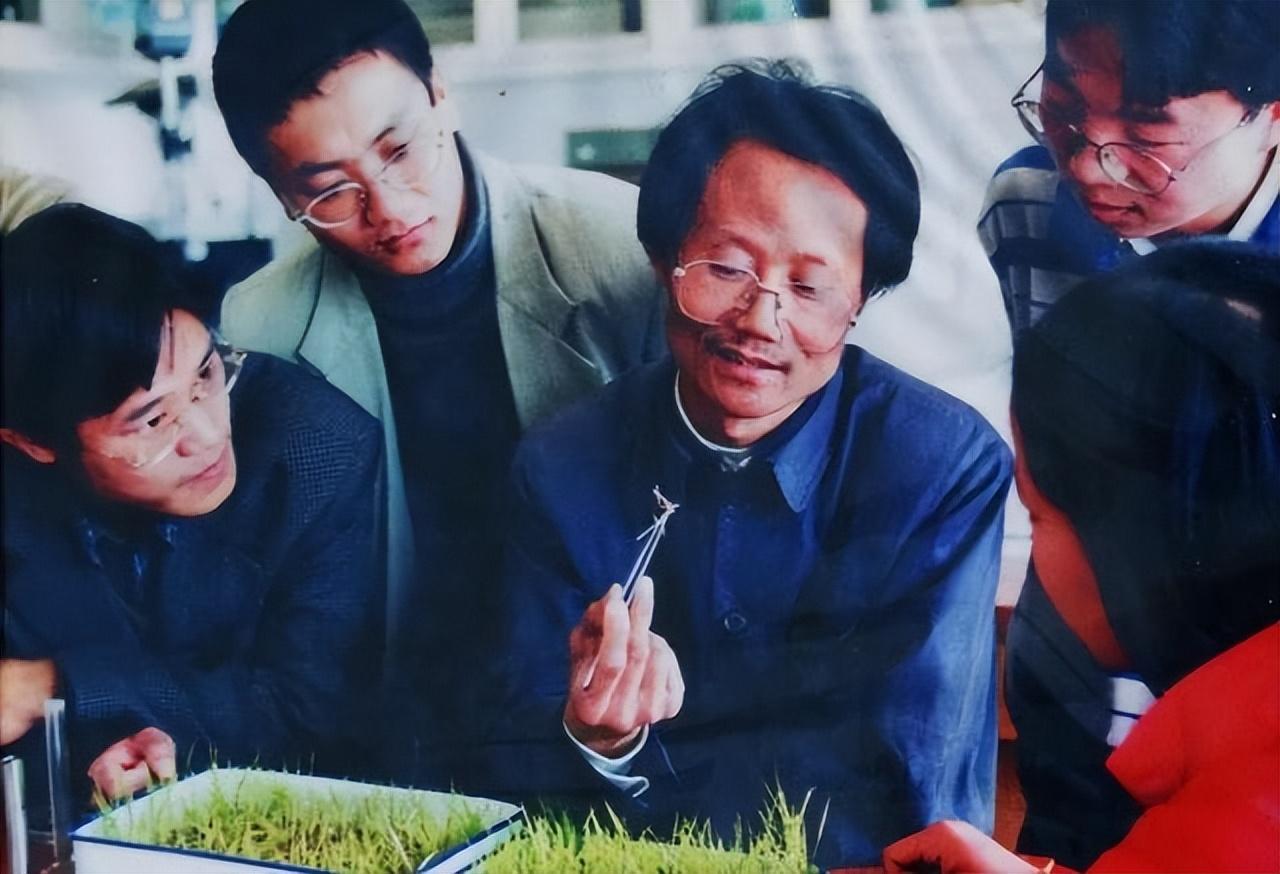 回顾最牛县长何家庆遭绑吃猪食流浪3万公里去世后遗书曝光