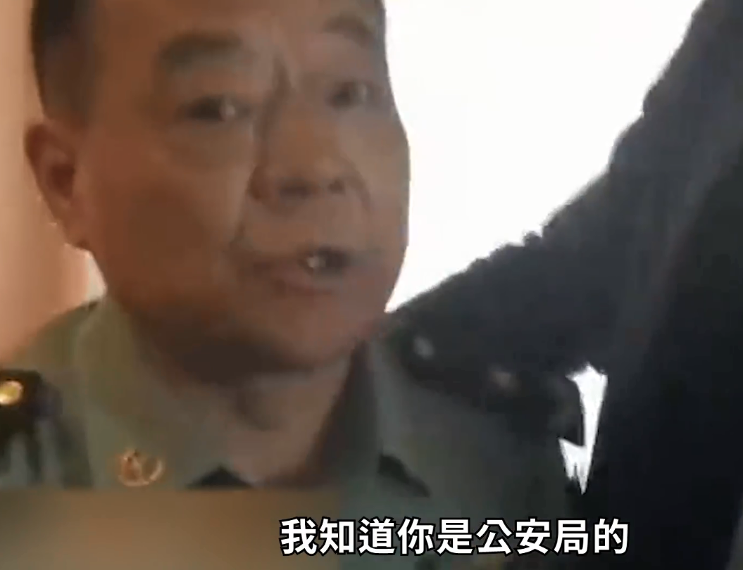 17年一男子冒充少将诈骗被捕入戏太深怒怼警察你们没资格查我