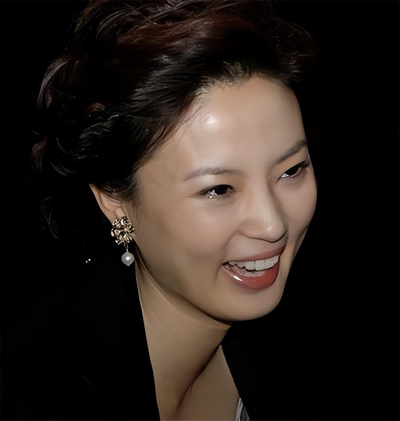 她是央视最苦命女人丈夫诈骗入狱男友被判死缓46岁无人敢娶