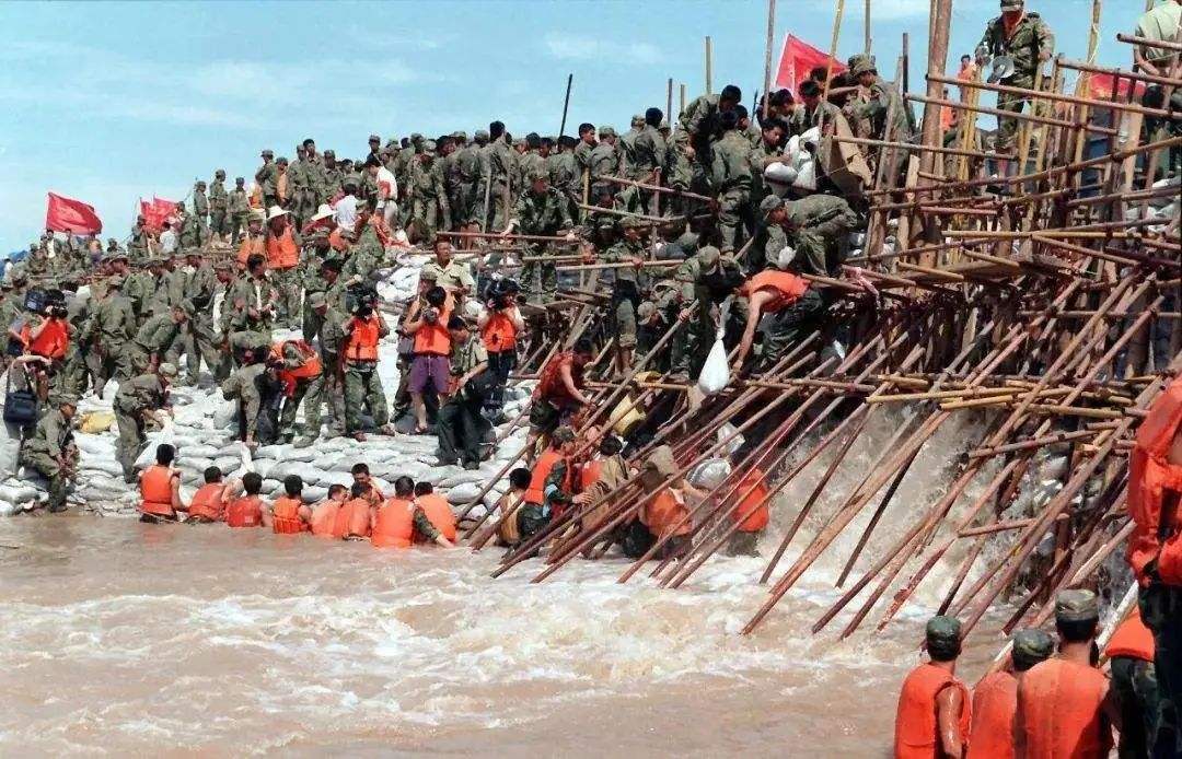 1998年洪水中6岁女童抱树9小时获救2021年与恩人见面泣不成声