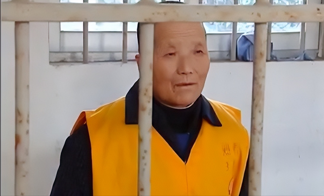 由于房子配有车库,刘秀英就直接把董岗彪同母异父的大哥一家从乡下接