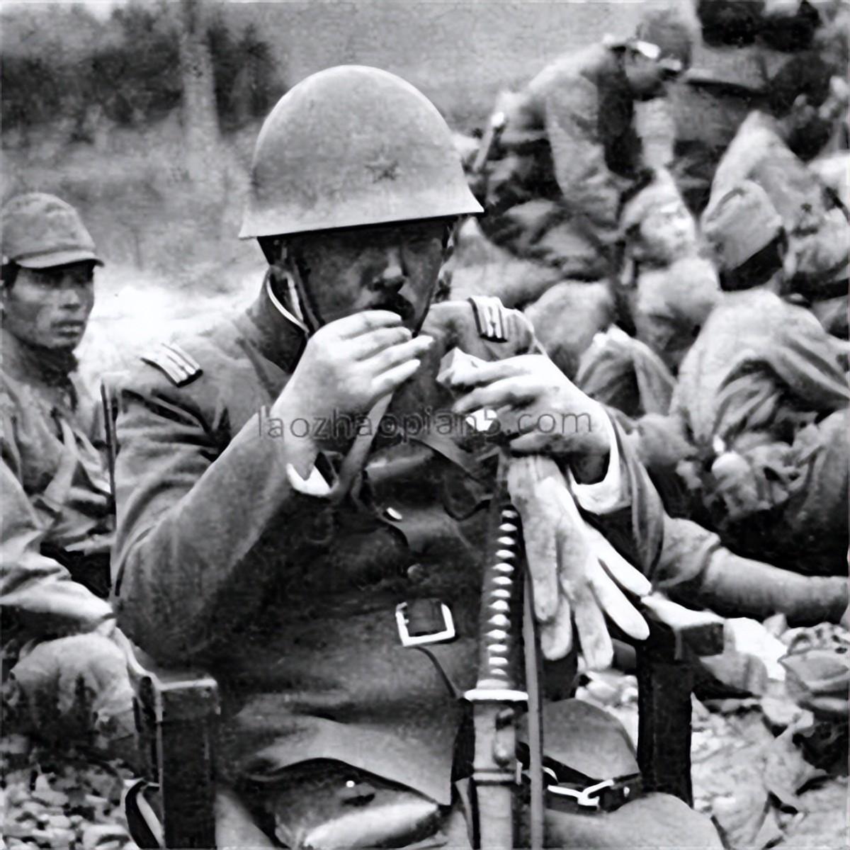 伪军打扫战场发现一八路军还活着小声说别动一会就走