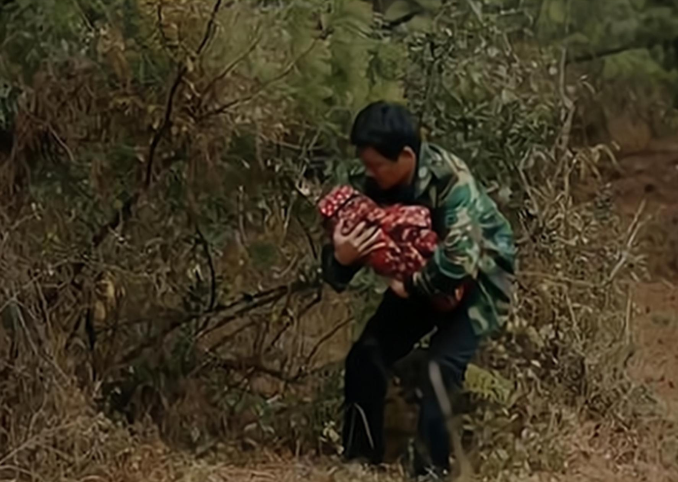 光棍收养女弃婴