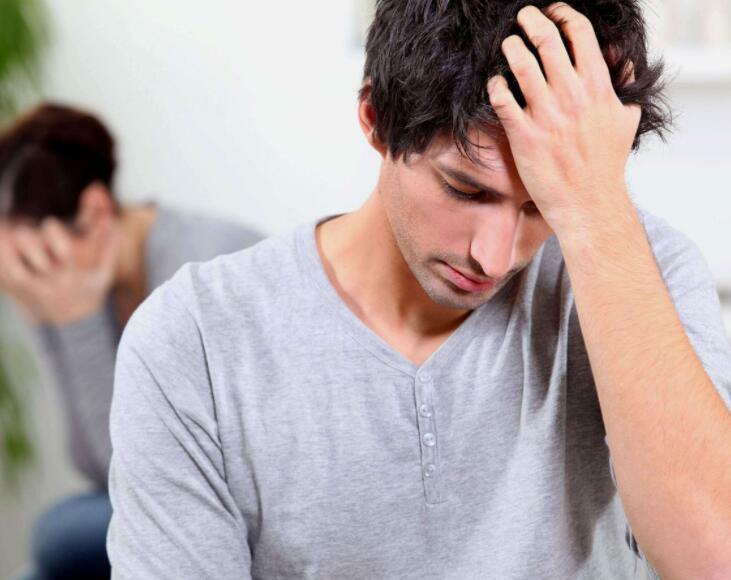 婆婆在捉奸现场奋力保护出轨儿媳避免其走光避免其被打