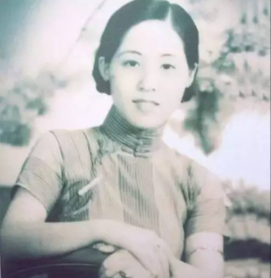 1930年上海女商人资助一名落难青年20年重逢青年已是兵团司令