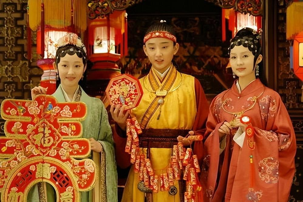 俗话说,没有对比就没有伤害,相比之下,于小彤扮演的贾宝玉应该是最"