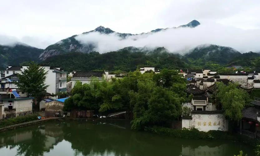 来当这个官当然不是因为何家庆想当官了,而是他听说绩溪县是贫困县,他
