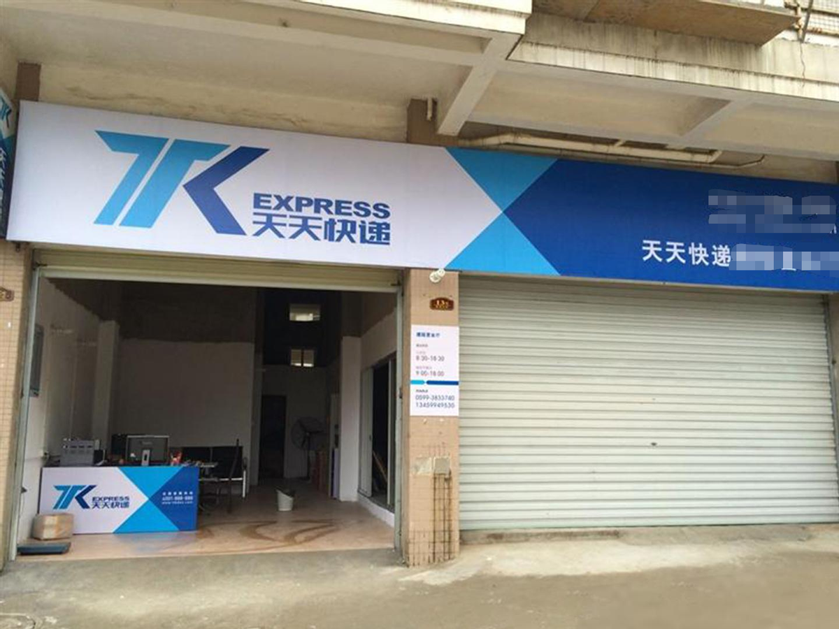 何安云伪装身份,和卖鱼雷的微商进行沟通,拐弯抹角地问了一堆问题