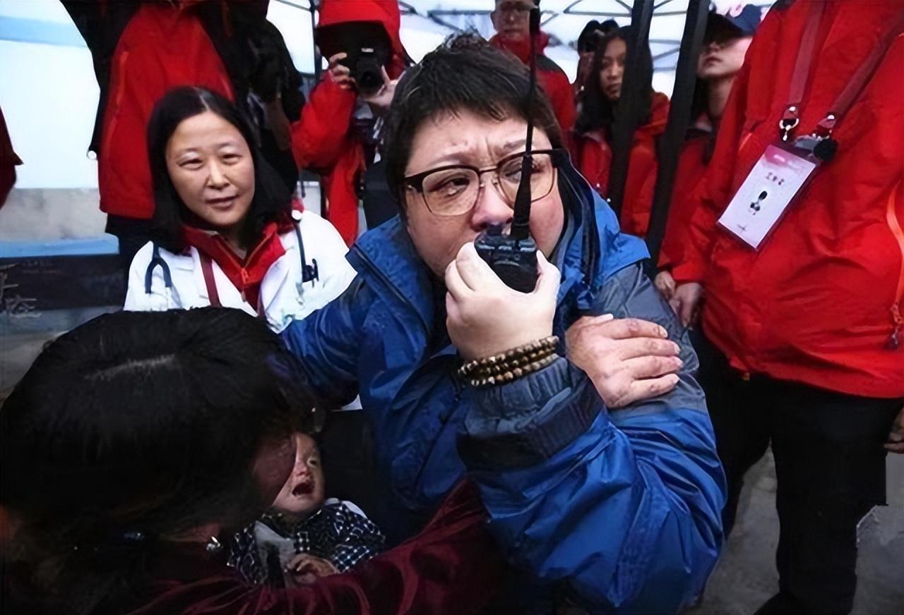 99年一家三口缆车遇难幸存男孩被韩红收养如今两人感情似母子