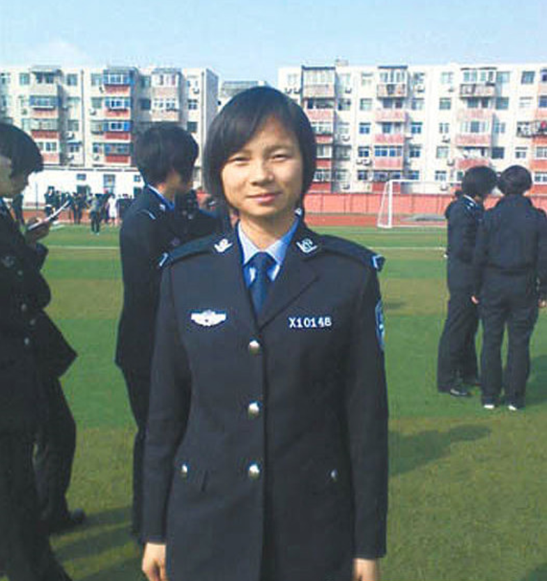 1998年洪水中6岁女童抱树9小时获救2021年与恩人见面泣不成声