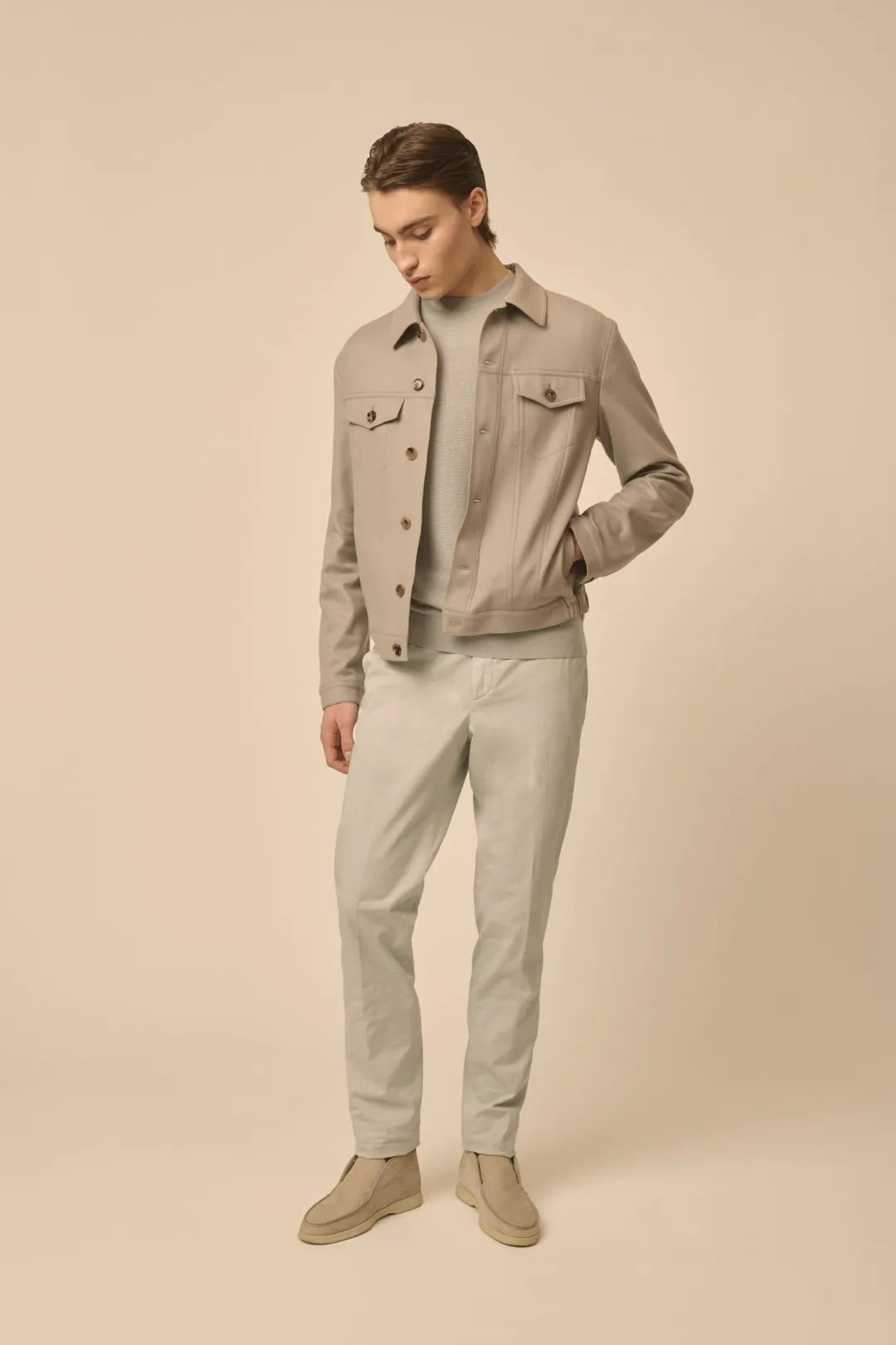 风景秀丽,古朴建筑林立,被巴尔扎克誉为>"绿色篮子里的一颗灰色珍珠"