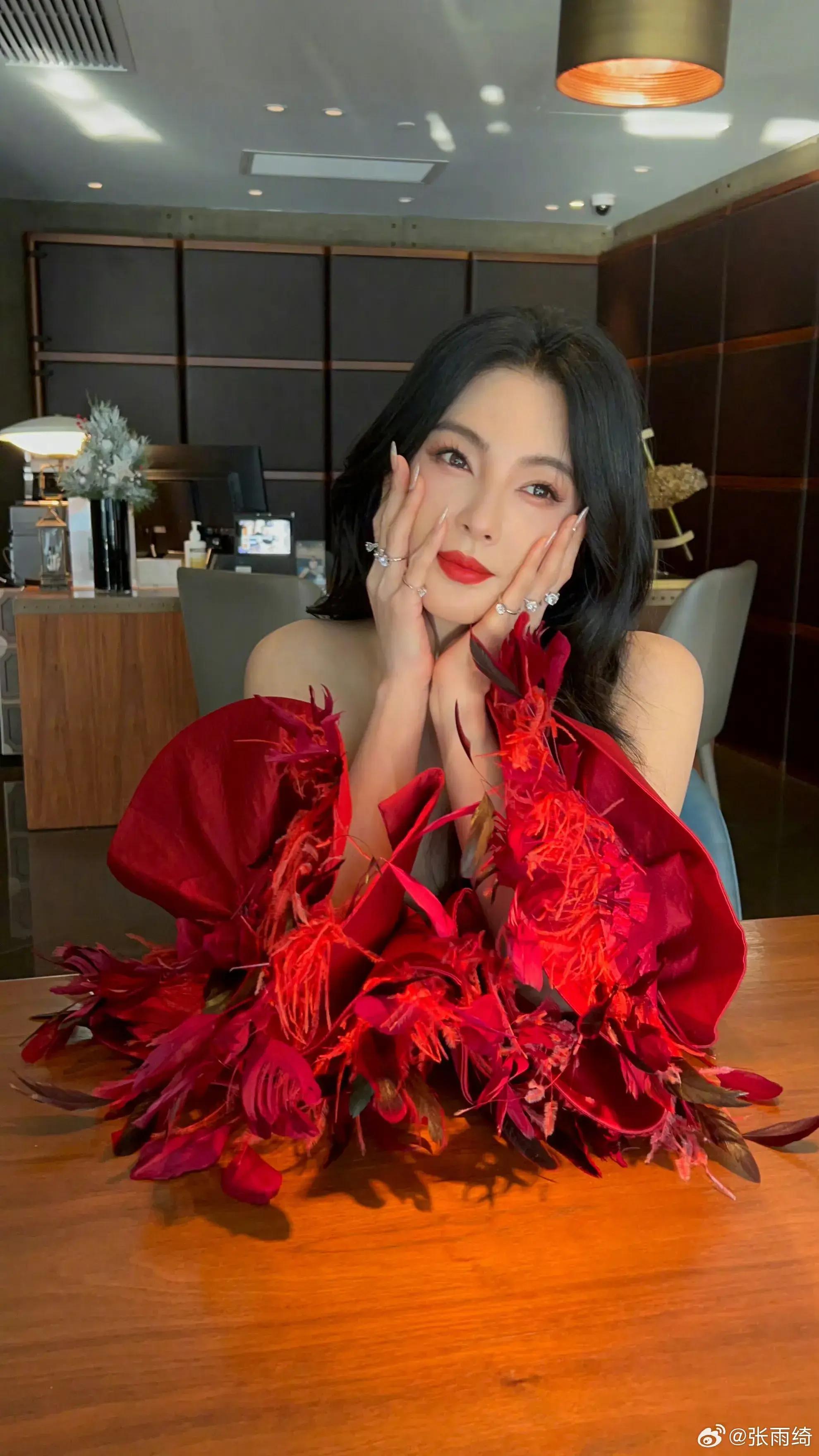 杨超越胡一天牵手上台他们的身高差太萌