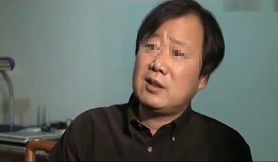 "高勇的父母发现儿子的精神状况越来越差,所以急匆匆的赶回来照顾他