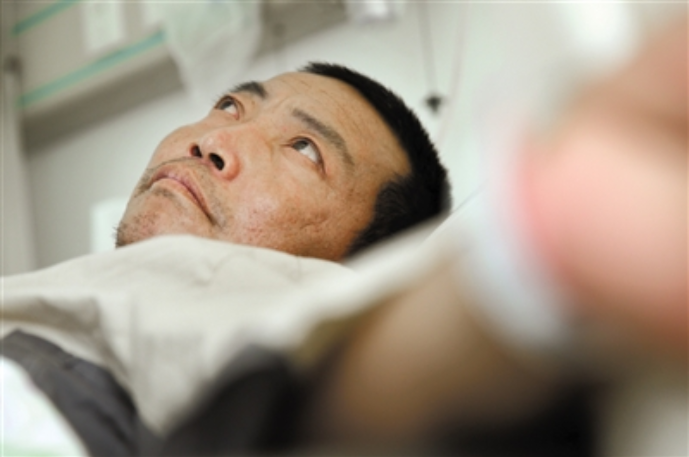 纪实河北硬汉郑艳良没钱做手术强忍剧痛自行锯断右腿求生