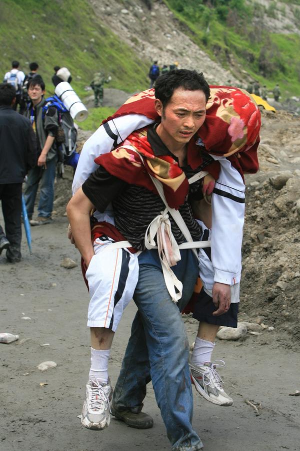 2008年汶川地震父亲背着儿子遗体走10小时坚决带儿子回家