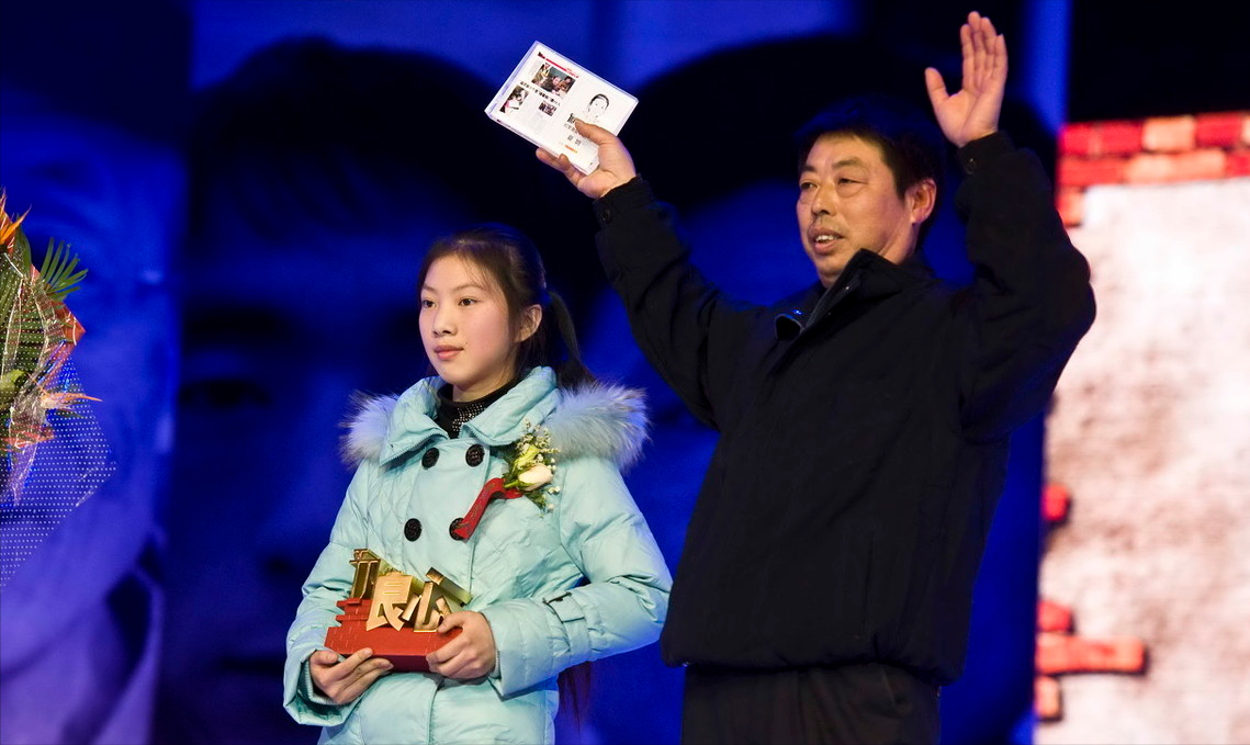 回顾11年前江西12岁女孩火灾中救下15人57岁大爷当众跪谢