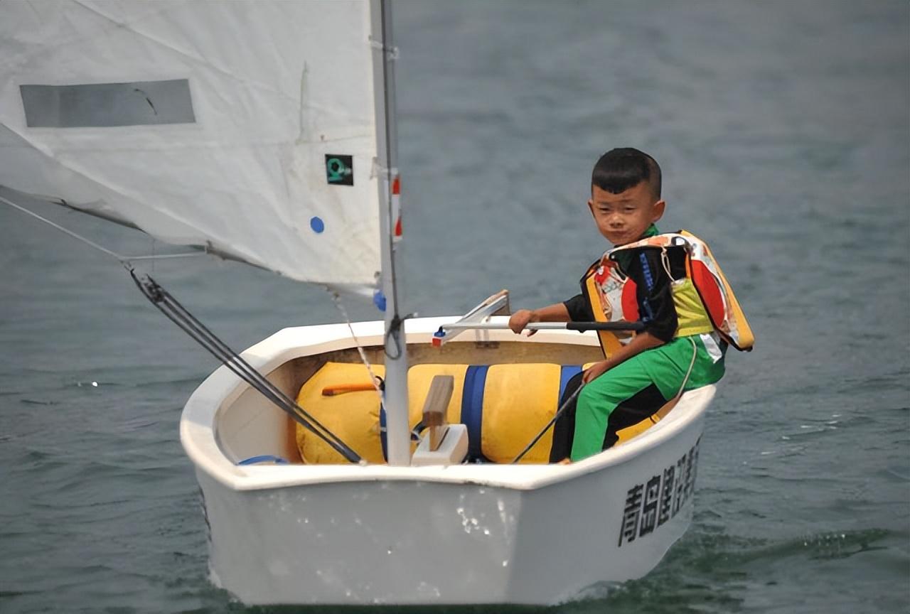 这个孩子叫何宜德,小名多多.