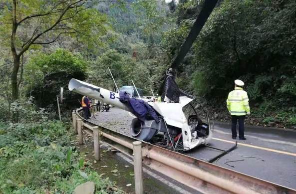 99年一家三口缆车遇难,幸存男孩被韩红收养,如今两人感情似母子