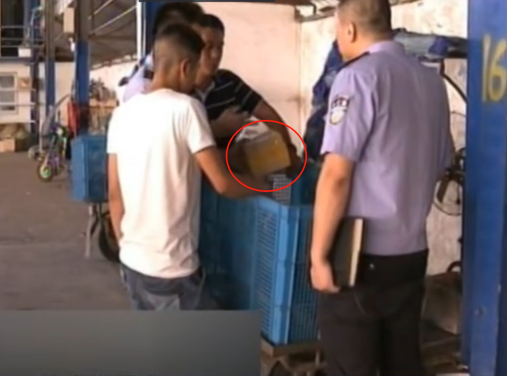 2016年民警刷朋友圈看到可疑快递单号调查牵出军火大案