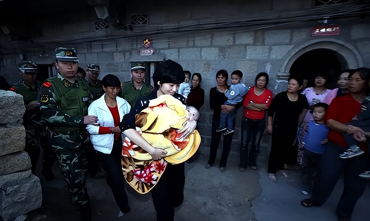 03年广西长途大巴上人贩子将28名婴儿喂药后装蛇皮袋下场如何