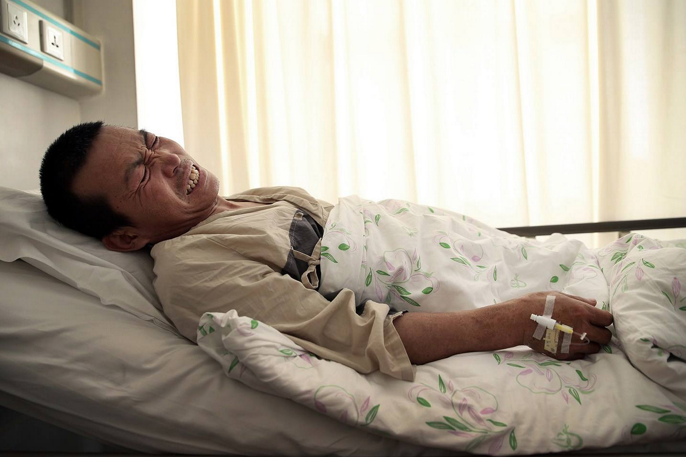 纪实河北硬汉郑艳良没钱做手术强忍剧痛自行锯断右腿求生