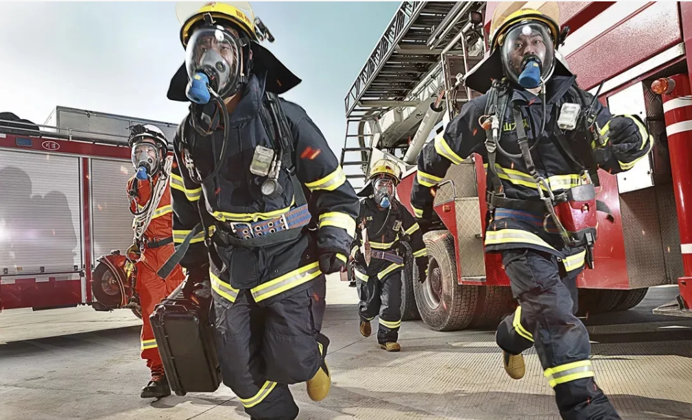 06年河南79岁老太坠入30米深井遇水蛇缠身消防战士蛇口救人