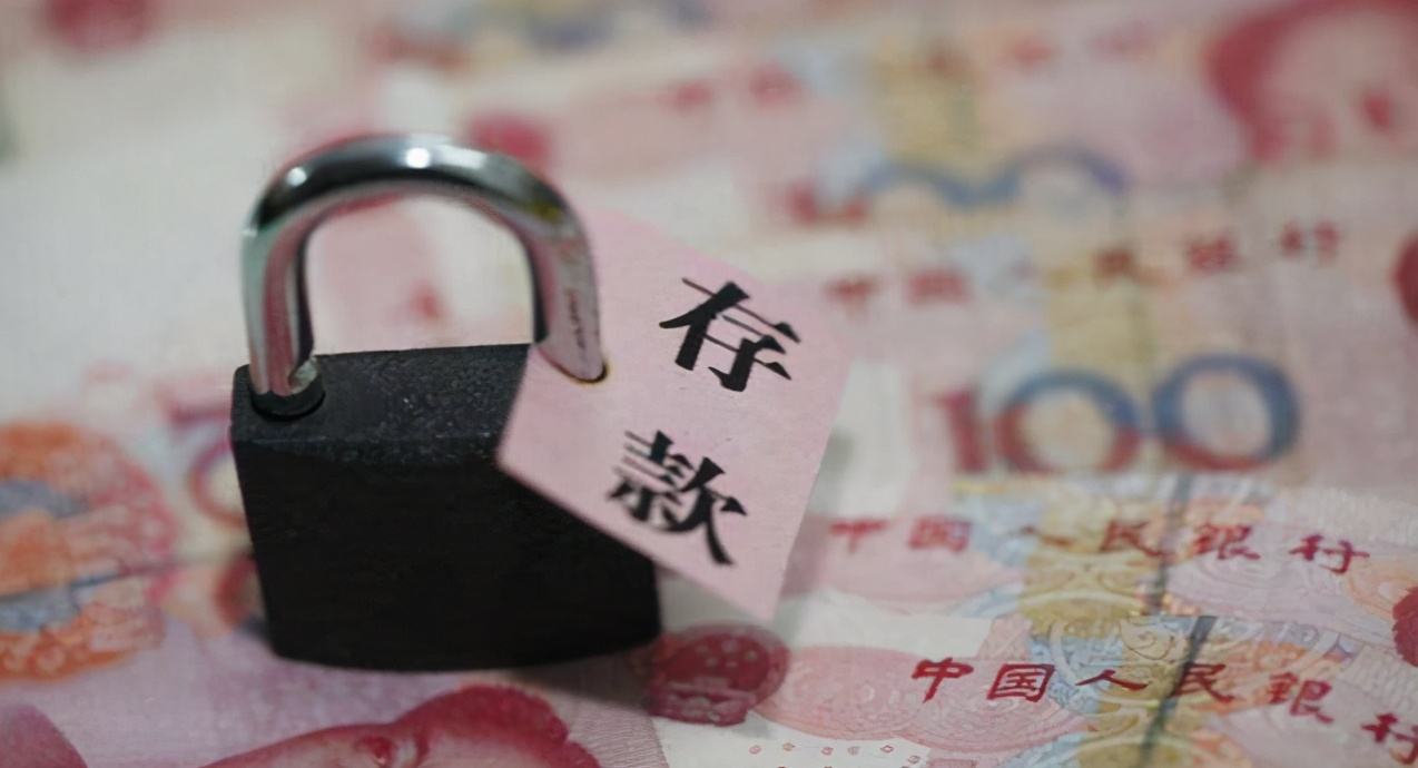 2013年业务员的一个小动作让浙江一大妈偷走银行5个亿