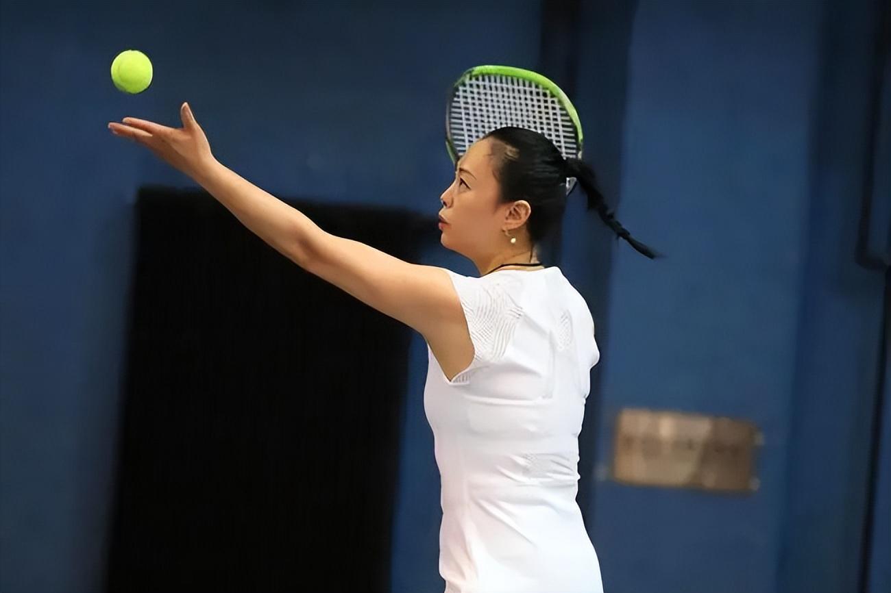 离婚之后,黄绮珊依旧对前夫念念不忘,只好用打网球,运动等方式忘记