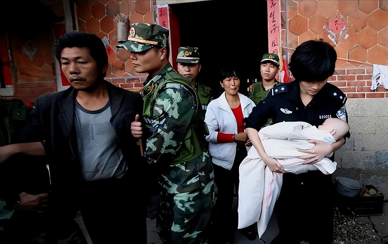 03年广西长途大巴上人贩子将28名婴儿喂药后装蛇皮袋下场如何