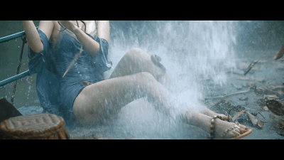 比如有一幕,大伙用炸药开路,不慎炸了蛇窝,蛇飞得满船都是.