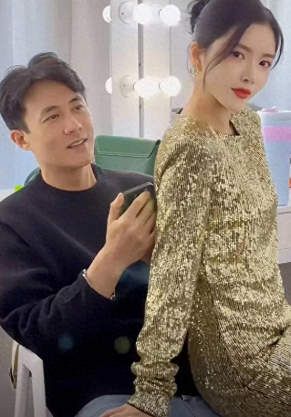 王灿坐杜淳大腿秀恩爱翻车,男方用手推她,表情被指"一脸嫌弃"