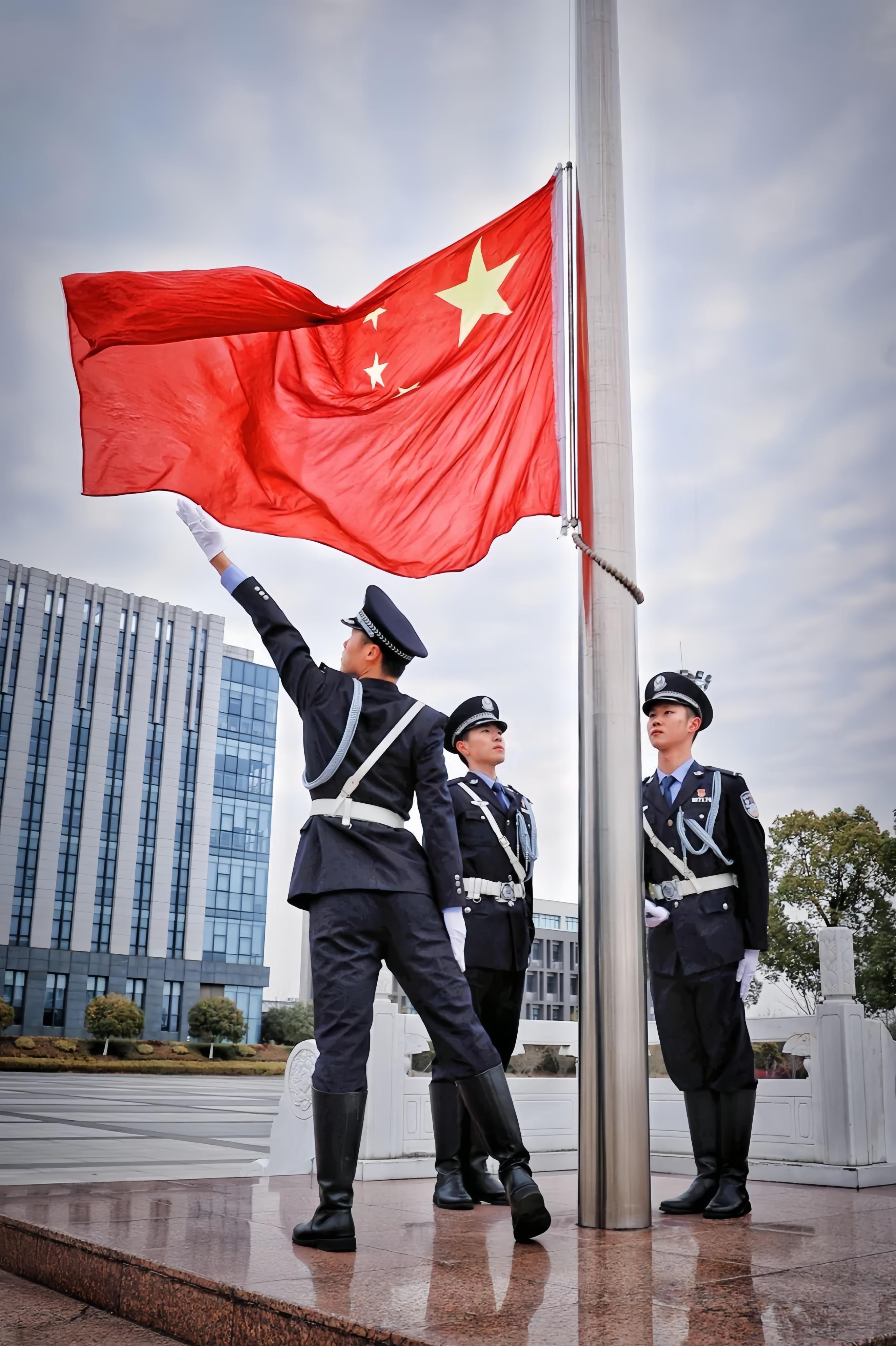 警察在国旗下敬礼图片图片