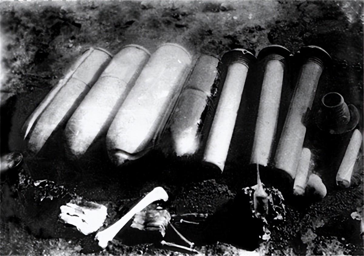 伪军打扫战场发现一八路军还活着小声说别动一会就走