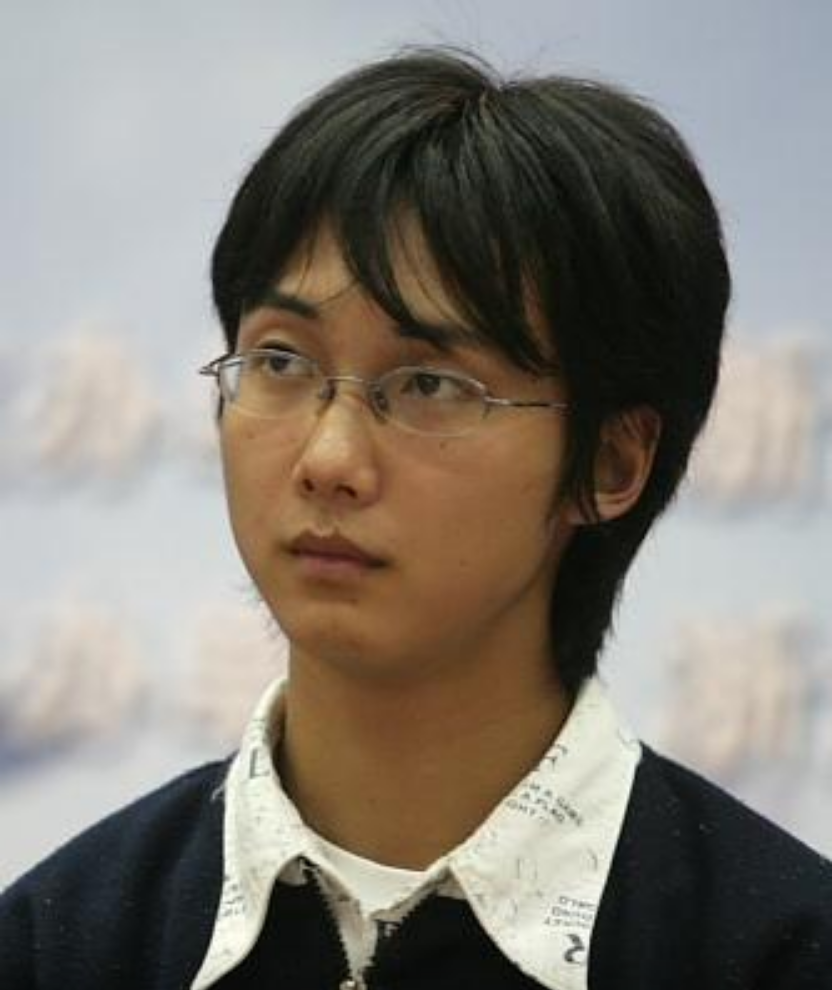 2005年那个背母上学的男孩刘霆10年后变性还在选美比赛获奖