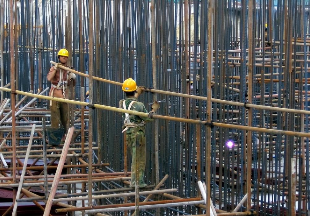 2018年上海35亿大老板假扮农民工,到工地上班第一天差点被开除