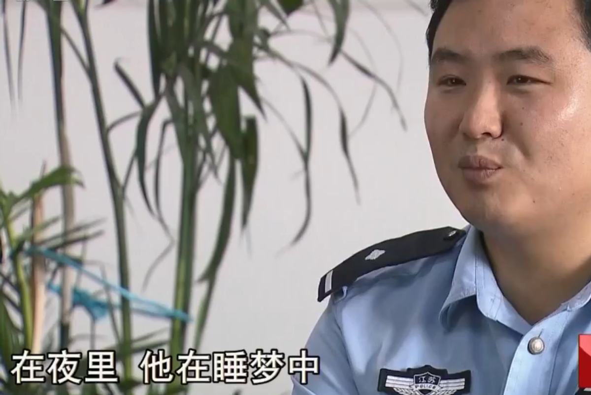 一路上鲍孙波都特别配合,路过一家兰州拉面馆的时候,他提出想要吃个饭