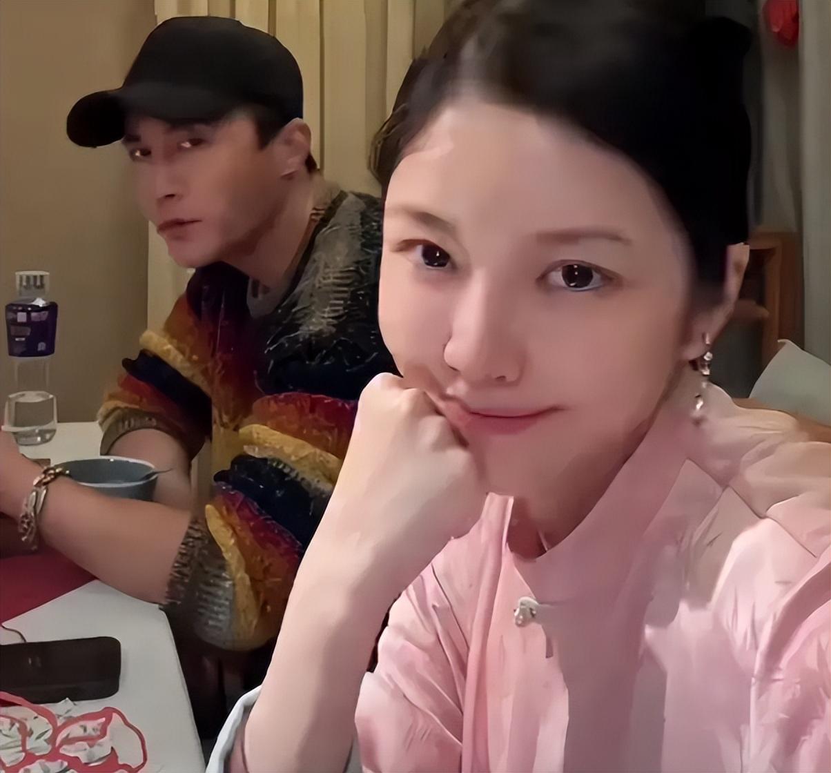 王灿坐杜淳大腿秀恩爱翻车男方用手推她表情被指一脸嫌弃