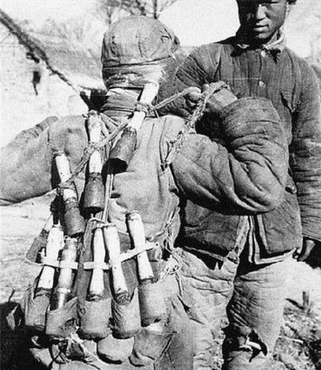 伪军打扫战场发现一八路军还活着小声说别动一会就走