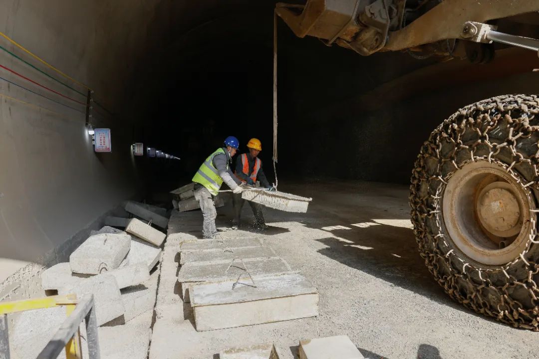 六纳雍高速公路岩脚段图片