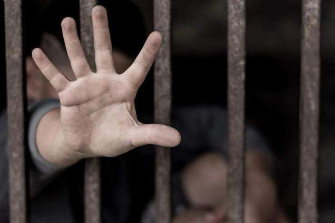 1995年四川懒汉花120元买来女大学生和牲口关了17年后疯了