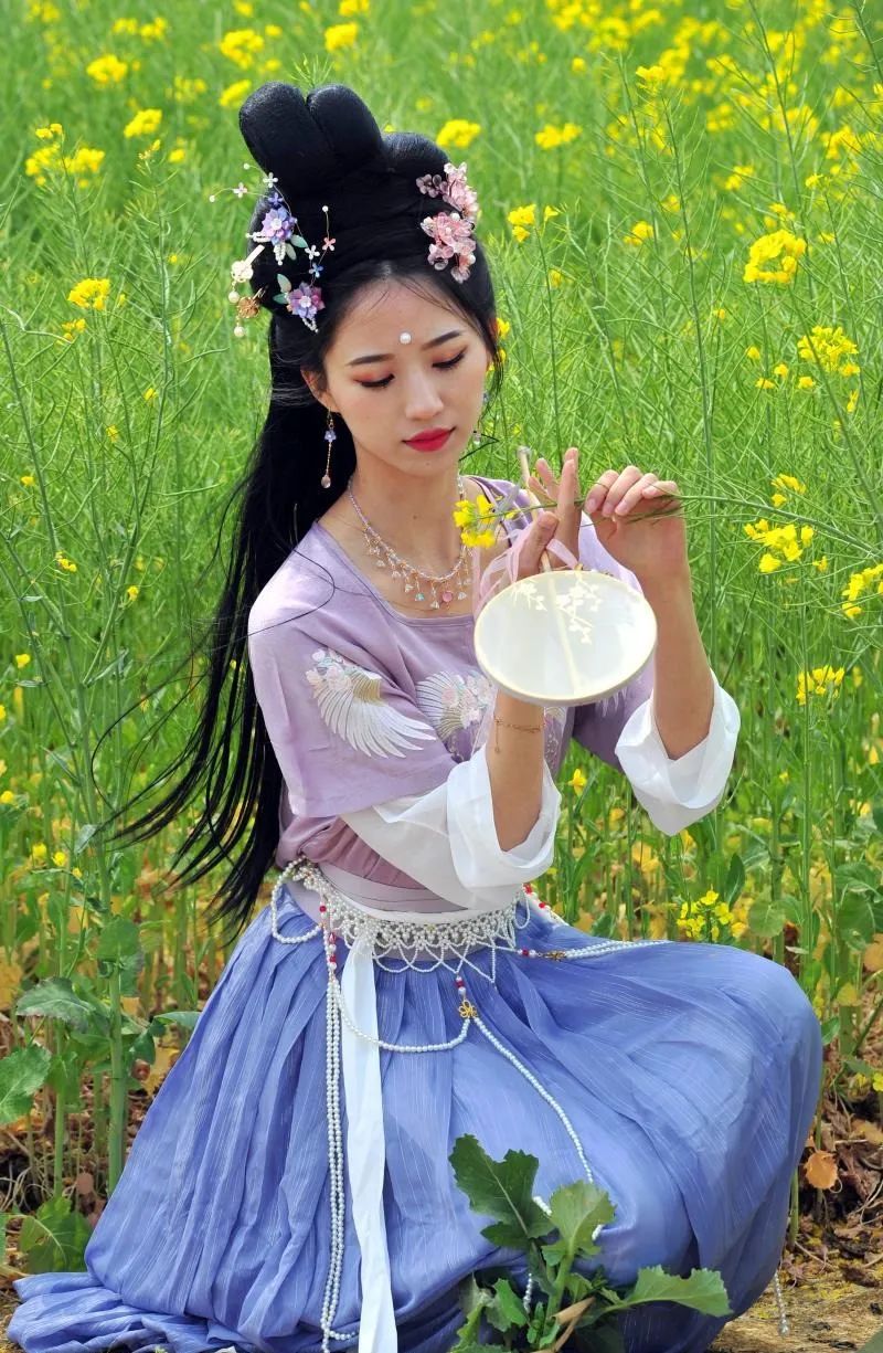 诗家天地期刊第710期回看更怜春色好寻芳人在画图中