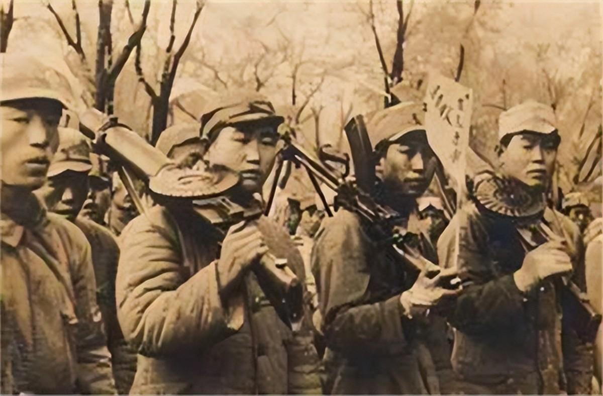 伪军打扫战场发现一八路军还活着小声说别动一会就走