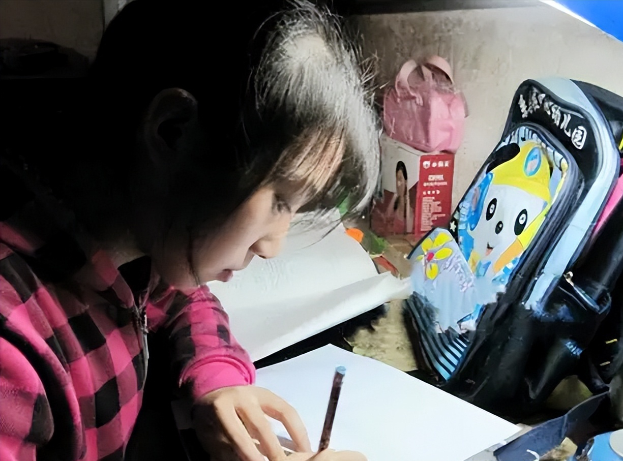 回顾11年前江西12岁女孩火灾中救下15人57岁大爷当众跪谢